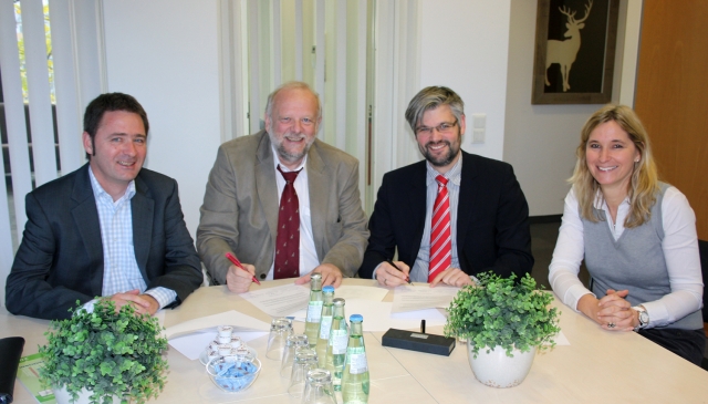 v.l.n.r.: Dirk Wilke, Friedrich Nölle (definetz e.V.), Prof. Andreas Lueg-Arndt und Prof. Elisabeth 