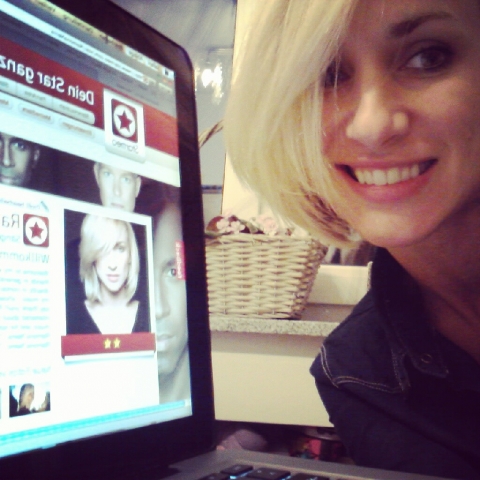Sängerin Ramona Nerra postet auf Starmeo.com