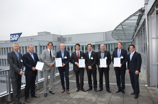 Johann Petschenka und Holger Hinzmann (3. und 4. von links) nahmen den Preis von SAP entgegen Johann Petschenka und Holger Hinzmann (3. und 4. von links) nahmen den Preis von SAP entgegen