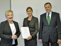 Brigitta Brunner (l.) überreichte die Urkunde an Gerresheimer. Bild: Regionalmarketing Oberpfalz. Brigitta Brunner (l.) überreichte die Urkunde an Gerresheimer. Bild: Regionalmarketing Oberpfalz.