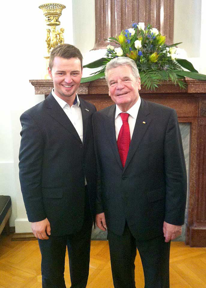 Heinrich Popow mit Bundespräsident Joachim Gauck im Schloss Bellevue Heinrich Popow mit Bundespräsident Joachim Gauck im Schloss Bellevue