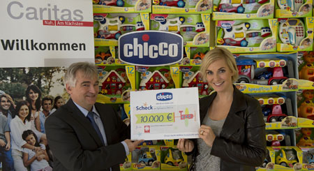 (FOTO: Chicco) Spendenübergabe an Caritas durch Chicco und Britt Hagedorn (FOTO: Chicco) Spendenübergabe an Caritas durch Chicco und Britt Hagedorn