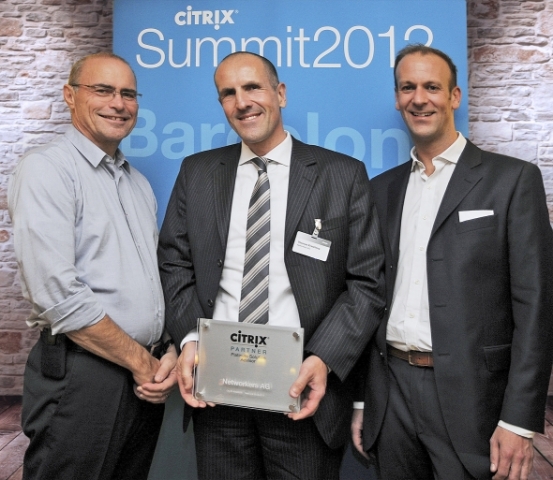 Dr. Jürgen Müller (li.) und Peter Goldbrunner (re.), Citrix,übergeben die Platinum-Auszeichnung an D