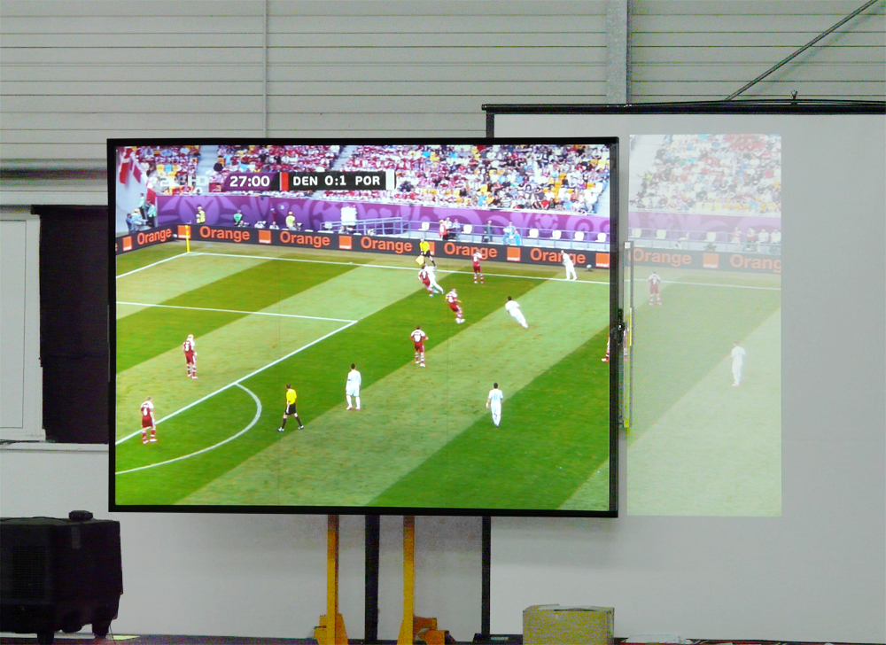 Vergleich einer Hellraumleinwand mit einer Standardleinwand im Werk II der Schwartauer Werke.