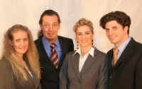 vlnr:Hiering (Sekretariat), Hoffmann (Geschäftsführer), Neumann (Buchhaltung), Drum (Geschäftsfüher) vlnr:Hiering (Sekretariat), Hoffmann (Geschäftsführer), Neumann (Buchhaltung), Drum (Geschäftsfüher)