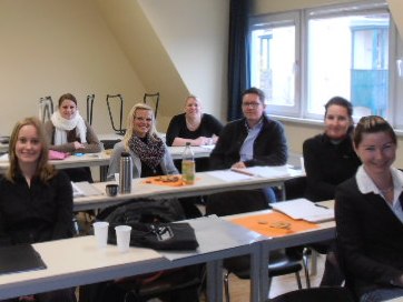 Lächelnde Teilnehmende vonr der Klausur