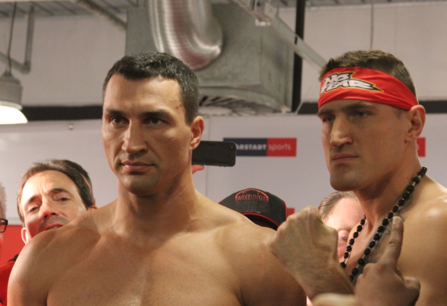 Schwergewichts-Weltmeister Wladimir Klitschko und sein polnischer Herausforderer Mariusz Wach beim W Schwergewichts-Weltmeister Wladimir Klitschko und sein polnischer Herausforderer Mariusz Wach beim W
