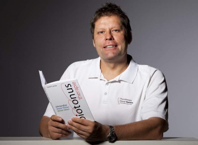 Der Physiotherapeut Daniel Gatzka mit seinem neu erschienenen Buchüber die neu entwickelte Biotonus- Der Physiotherapeut Daniel Gatzka mit seinem neu erschienenen Buchüber die neu entwickelte Biotonus-