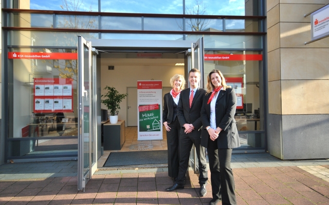 Das Team der KSK-Immobilien GmbH im neuen Ladenlokal