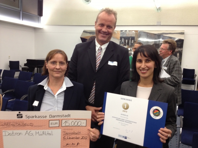 Martina Fluche und Salma Akbar aus dem Bereich Personal und Dr. Arne Brüsch, CEO DATRON AG