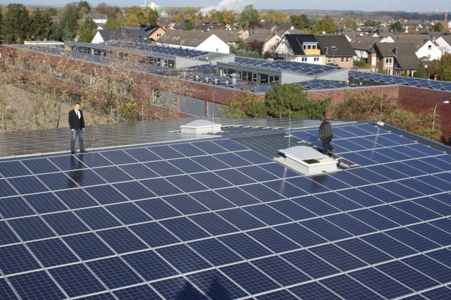 Der Vorstand der PRIOGO AG, David Muggli, stellt persönlich die neue Photovoltaikanlage auf dem Dach Der Vorstand der PRIOGO AG, David Muggli, stellt persönlich die neue Photovoltaikanlage auf dem Dach
