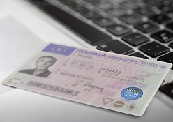 Ab sofort bietet der DKV Euro Service seinen Kunden eine vollelektronische Führerscheinkontrolle an. Ab sofort bietet der DKV Euro Service seinen Kunden eine vollelektronische Führerscheinkontrolle an.