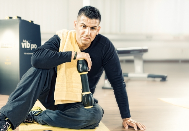 Boris Kren arbeitet mit BodyVib Vibrationshanteln von Platinit: Das?Shape-Konzept? mit der Erfolgsfo