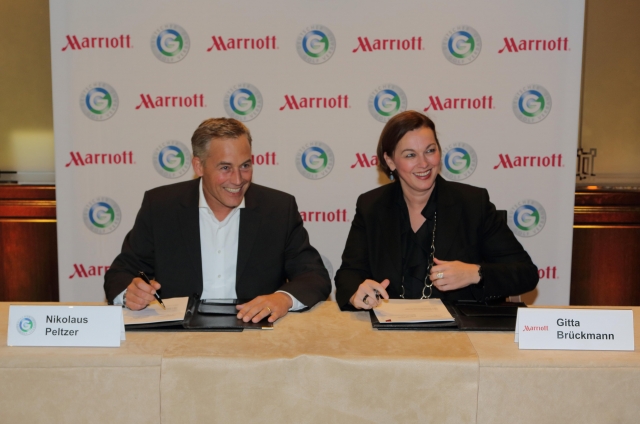 Nikolaus Peltzer (DGS) und Gitta Brückmann (Marriott International)