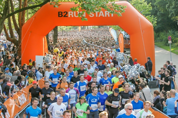 Ein beeindruckendes Bild: Start des B2Run Dortmund 2012 mit 7.500 Läufern und tausenden Zuschauern.
