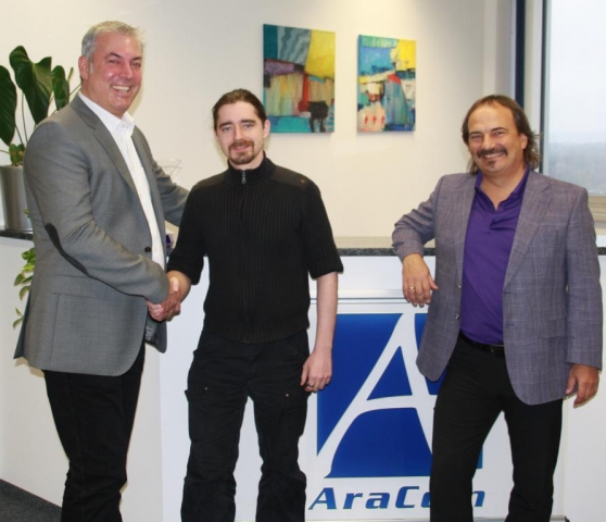 Die AraCom-Vorstände Alexander Waidmann (l.) und Lothar Härle (r.) begrüßen den neuen Software-Archi Die AraCom-Vorstände Alexander Waidmann (l.) und Lothar Härle (r.) begrüßen den neuen Software-Archi