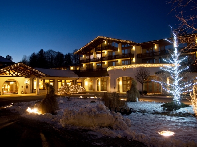 Der Alpenhof erstrahlt in weihnachtlicher Beleuchtung.