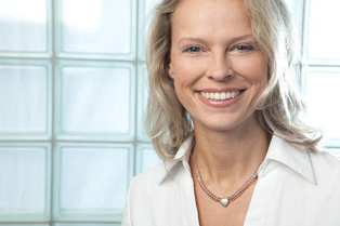 Kieferorthopädin und Invisalign Spezialistin Dr. Schmidt-Rogge Kieferorthopädin und Invisalign Spezialistin Dr. Schmidt-Rogge