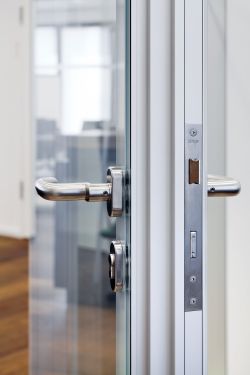 Die flurseitig verdeckte 35/0mm-Zarge des Glastürelements ermöglicht eine puristisch flächige Fluran Die flurseitig verdeckte 35/0mm-Zarge des Glastürelements ermöglicht eine puristisch flächige Fluran