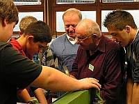 MdB Peter Weiß (Bildmitte) mit Jugendlichen und Ausbilder (Bild: wort.laut).