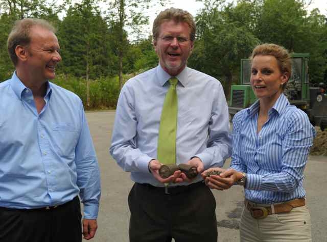 Bayerns Umweltminister Dr. Marcel Huber (Mitte), Hans Werner und Swantje Schlederer, florafuel AG Bayerns Umweltminister Dr. Marcel Huber (Mitte), Hans Werner und Swantje Schlederer, florafuel AG