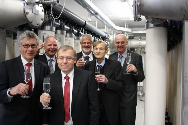 Über die Eröffnung des Wasserwerkes Fröndenberg-Menden freuten sich (v.l.n.r.): Klaus Steinhage, Hel Über die Eröffnung des Wasserwerkes Fröndenberg-Menden freuten sich (v.l.n.r.): Klaus Steinhage, Hel