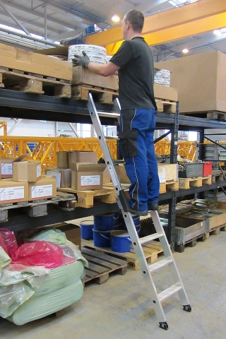 Sicherer Griff ins Regal dank der Regalleiter aus Günzburg. Foto: Günzburger Steigtechnik Sicherer Griff ins Regal dank der Regalleiter aus Günzburg. Foto: Günzburger Steigtechnik