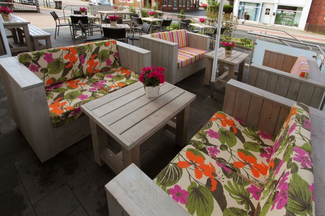 Loungesofas aus Bauholz, Modell 40982, mit Tisch, Modell 30110.
