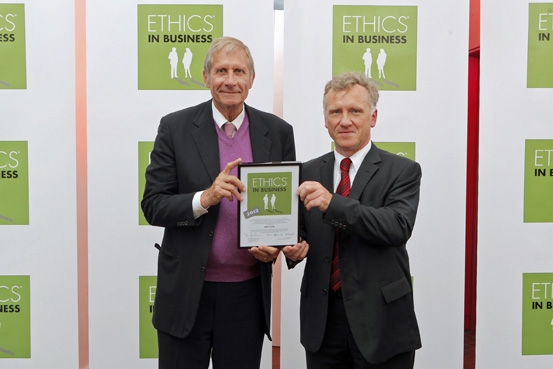 Preisvergabe mit Ulrich Wickert (Mentor der Wirtschaftsinitiative?Ethics in Business?) und Dr. Fred Preisvergabe mit Ulrich Wickert (Mentor der Wirtschaftsinitiative?Ethics in Business?) und Dr. Fred