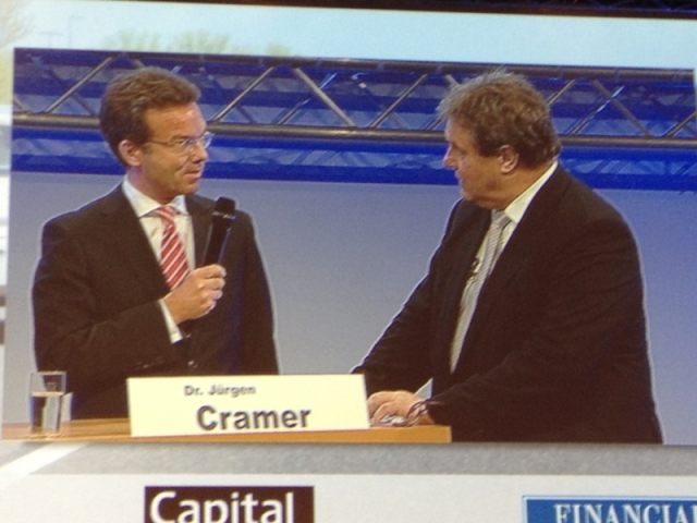 Jürgen Cramer von der S-Direkt diskutiert auf der Branchenmesse DKM mit dem Versicherungsjournaliste