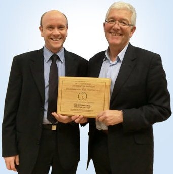 Bernd Zimmermann (GF CCM GmbH) und Neil McClelland (CCM GmbH) bei der Preisverleihung in London