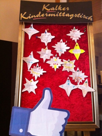 Kinder des Kalker Kindermittagstisch e.V. schreiben ihre Geschenkwünsche an die Wunschtafel im Hotel Kinder des Kalker Kindermittagstisch e.V. schreiben ihre Geschenkwünsche an die Wunschtafel im Hotel