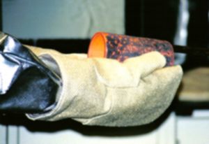 Die hitzefesten ZETEX-Handschuhe von Kager bieten hohen Schutz vor Verbrennungen.