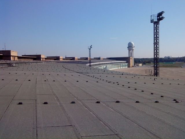 Künftigüberwacht durch ein Monitoringsystem-Das Hangar-Flachdach von Tempelhof Künftigüberwacht durch ein Monitoringsystem-Das Hangar-Flachdach von Tempelhof