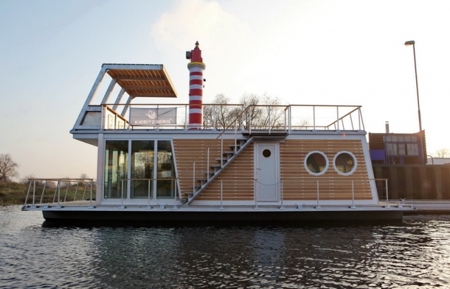Wohnboot KeyWest: komplett isolierter Holzaufbau. Der Traum vom Wohnen auf dem Wasser - Sommer wie W Wohnboot KeyWest: komplett isolierter Holzaufbau. Der Traum vom Wohnen auf dem Wasser - Sommer wie W