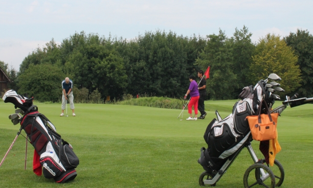 Es grünt so grün: Beim Golfclub Memmingen wird auch während der kalten Jahreszeit auf Sommergrüns ge Es grünt so grün: Beim Golfclub Memmingen wird auch während der kalten Jahreszeit auf Sommergrüns ge