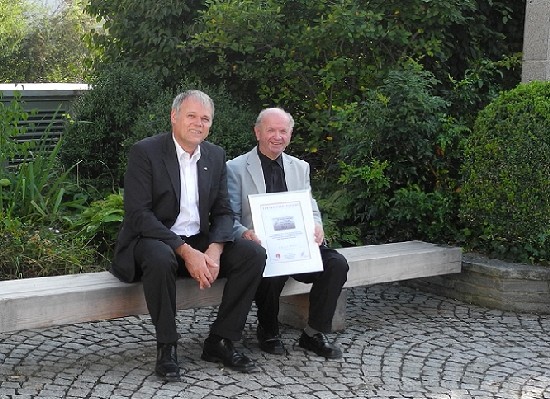 Senator h.c. Gerhard R. Daiger, Adolf Oexle mit Echtheitszertifikat/Foto: Dr. Walser Dental GmbH