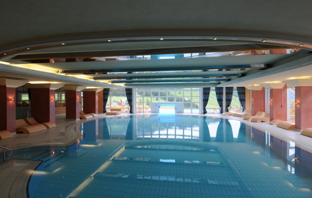 Die neue Pool- und Saunalandschaft bietet einen atemberaubenden Panoramablick auf die Allgäuer Hocha Die neue Pool- und Saunalandschaft bietet einen atemberaubenden Panoramablick auf die Allgäuer Hocha