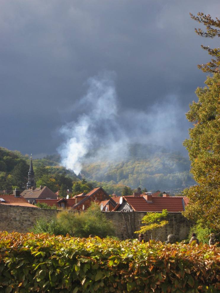 Hinterm Berg brennt es in der Mühle Hinterm Berg brennt es in der Mühle