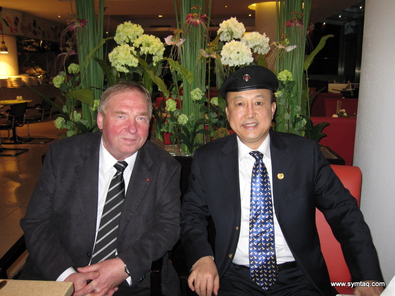 Joachim Richter, CEO der SYMTAQ, N. K Shi, CEO der SNK in Peking nach der Vertragsunterzeichnung Joachim Richter, CEO der SYMTAQ, N. K Shi, CEO der SNK in Peking nach der Vertragsunterzeichnung