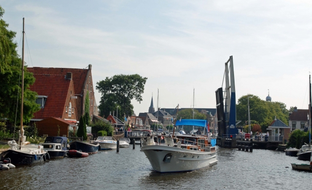 Hausboot bei der Stadtdurchfahrt in Lemmer/Friesland