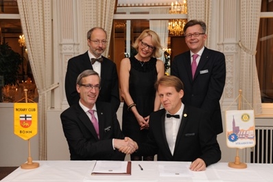Vertragsunterzeichnung Rotary Club Bonn und Straßburg: Die Präsidenten Prof. Schmidt-Rost und Jean P Vertragsunterzeichnung Rotary Club Bonn und Straßburg: Die Präsidenten Prof. Schmidt-Rost und Jean P