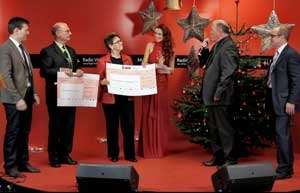 Radio VHR + H2Q Systems GmbHüberreichen Spenden Schecks Radio VHR + H2Q Systems GmbHüberreichen Spenden Schecks