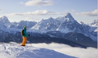 Skifahrer vor Bergpanorama - Skizentrum Hochpustertal (Ski)Hit Osttirol)