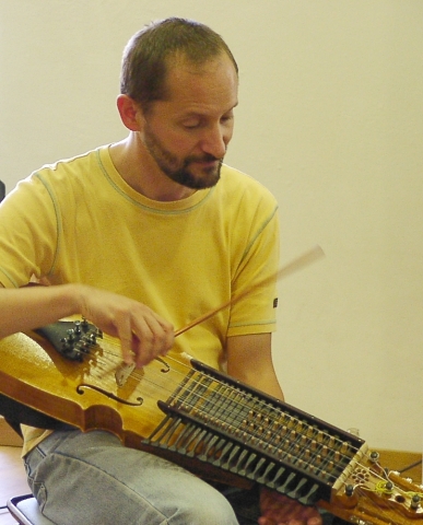 Der Referent Marco Ambrosini mit der Nyckelharpa auf BURG FÜRSTENECK Der Referent Marco Ambrosini mit der Nyckelharpa auf BURG FÜRSTENECK