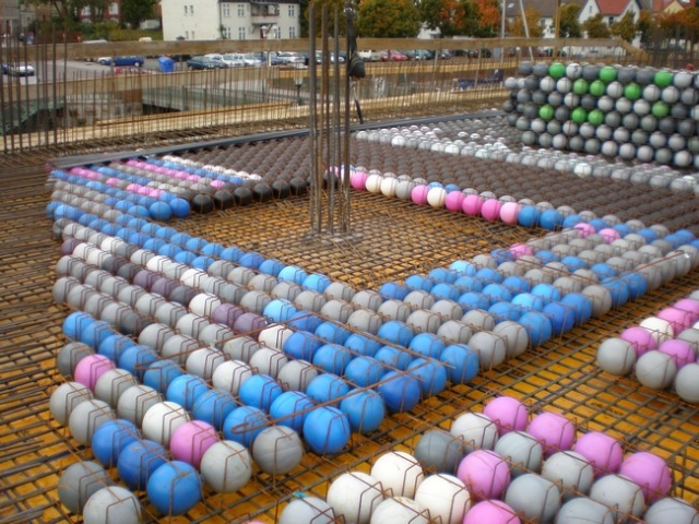 Vollständiges Rezyklat: Unterschiedliche Farbgebungen der Cobiax-Hohlkörper sind der nachhaltigen Ro Vollständiges Rezyklat: Unterschiedliche Farbgebungen der Cobiax-Hohlkörper sind der nachhaltigen Ro