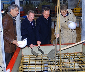 Bei der Grundsteinlegung, v.l. Architekt W. Loebermann, Vorstandsvorsitzender A. Waffler Schultheis Bei der Grundsteinlegung, v.l. Architekt W. Loebermann, Vorstandsvorsitzender A. Waffler Schultheis