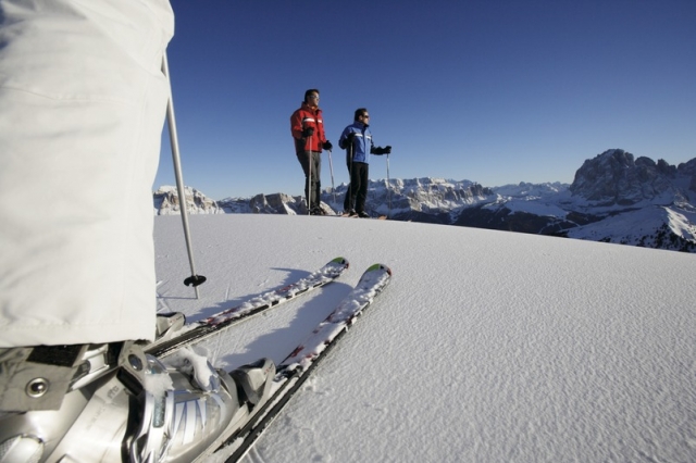Klare Winterluft und griffige Skipisten laden in den Dolomiten zu gekonnten Schwüngen und sportliche Klare Winterluft und griffige Skipisten laden in den Dolomiten zu gekonnten Schwüngen und sportliche