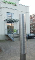 Grundsteinsäule vor dem Bürohaus der Bauprojektgesellschaft Grundsteinsäule vor dem Bürohaus der Bauprojektgesellschaft