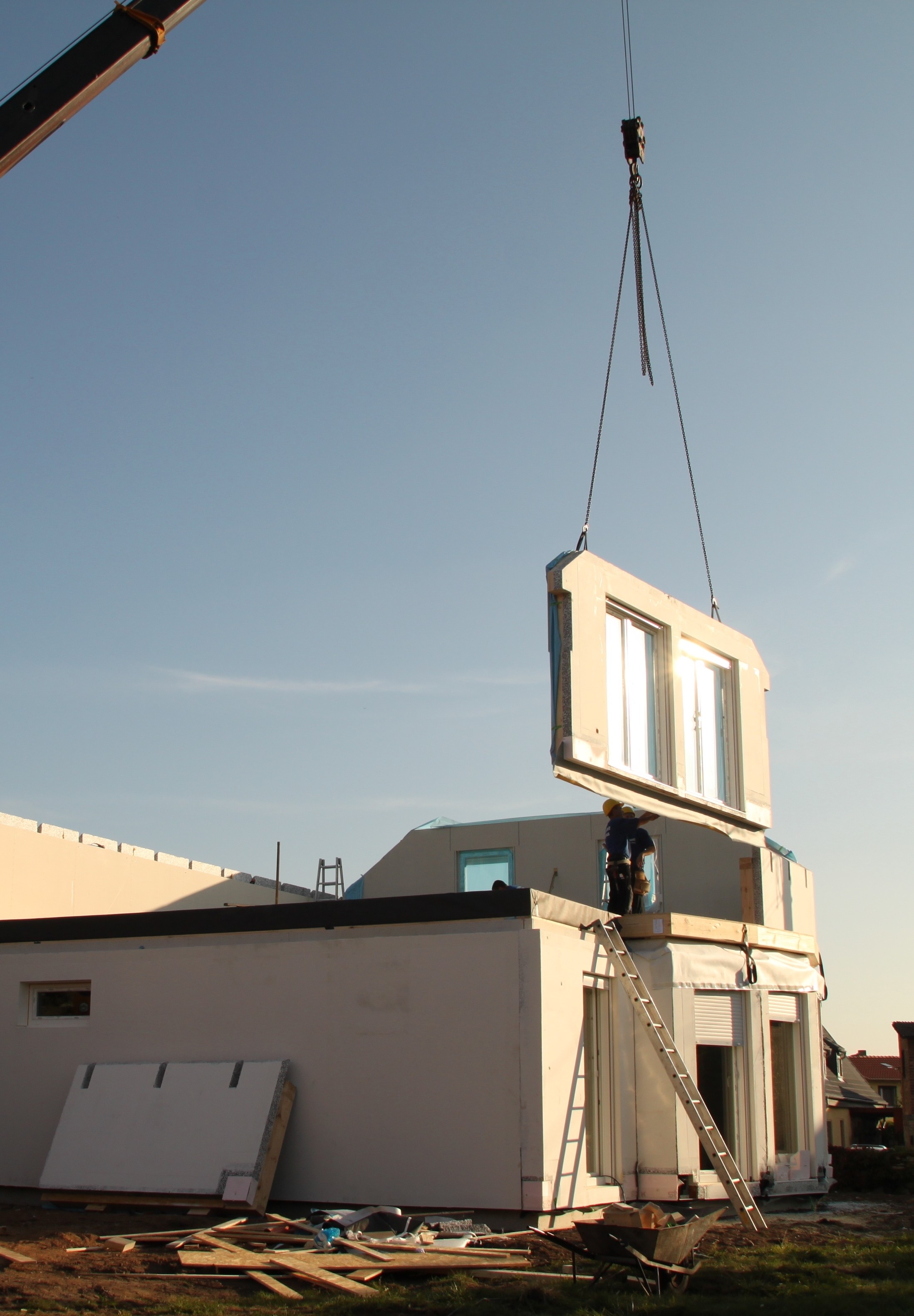 Die Holzständerbauweise ermöglicht das Aufrichten vorgefertigter Elemente innerhalb von nur zwei Tag Die Holzständerbauweise ermöglicht das Aufrichten vorgefertigter Elemente innerhalb von nur zwei Tag